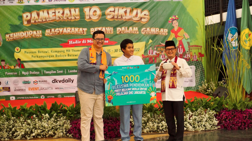 Pemberian 1000 Beasiswa Pendidikan Paket Belajar Skolla untuk Pelajar DKI Jakarta