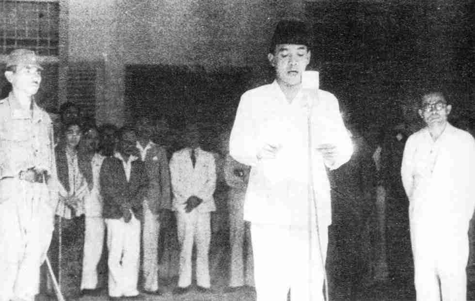 Soekarno membaca Teks Proklamasi